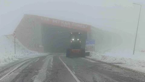 Van'da Karabet Geçidi'nde karla mücadele çalışmaları başladı