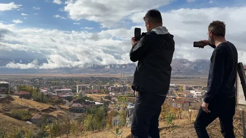 Hakkari'de İkiyaka Dağları beyaza büründü