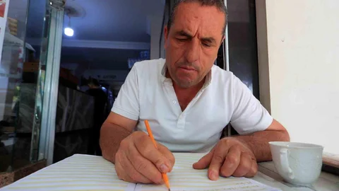 Antalya'da 48 yaşındaki Fuat Aydın, ehliyet sahibi olabilmek için okuma-yazma öğrenmeye başladı.
