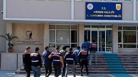 Mersin'de uyuşturucu suçlarından aranan 5 şahıs jandarma ekiplerince yakalandı.