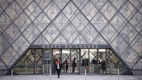 Paris'te Louvre Müzesi yeniden ziyarete açıldı