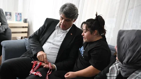 Kocaeli'nin Kartepe ilçesinde Down sendromlu Elanur Gençoğlu, yüzme yarışlarında birinci oldu.