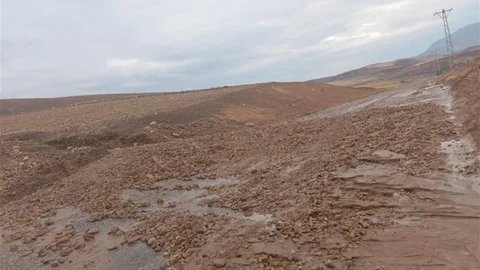 Siirt'te heyelan nedeniyle yol kapandı