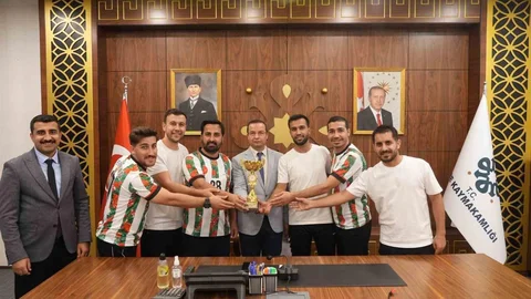 Şırnak'ta Kaymakam Baycar, şampiyon takımları makamında kabul etti