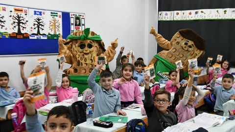 Osmaniye'de öğrencilere yer fıstığı ikramı yapıldı