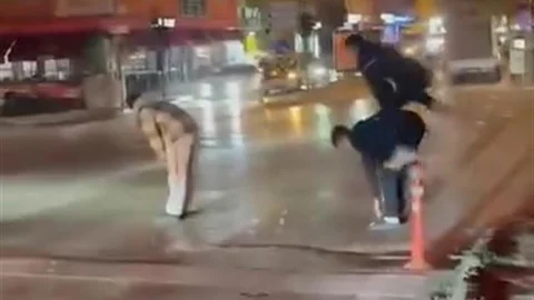 Bursa'da gençler yaya geçidinde oyun oynadı