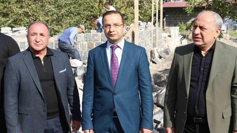 Cizre'de tarihi Abdaliye Medresesi'nin duvarı yeniden inşa ediliyor