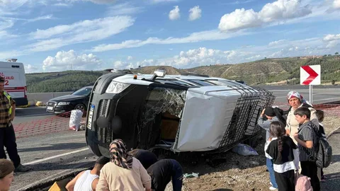 Osmaniye'de yolcu minibüsü şarampole devrildi