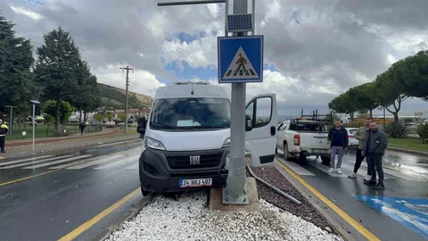 Muğla Menteşe'de Minibüs Elektrik Direğine Çarptı