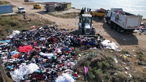 Karaduvar Sahiline Dökülen Tonlarca Giysi ve Tekstil Atığı Toplandı