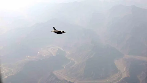 Cumhurbaşkanı Erdoğan, Umman'a geçerken F-16'ların eşlik ettiği iniş yaptı