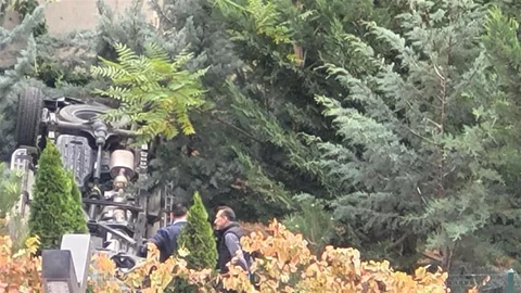 Yenimahalle'de otomobil istinat duvarından aşağı düştü