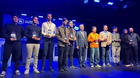 Balıkesirli gençler Türkiye genelinde düzenlenen bilgi yarışmasında birinci oldu