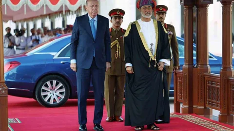 Cumhurbaşkanı Erdoğan Umman’da resmi törenle karşılandı