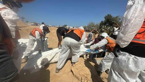 Gazze'de ailelerin teşhis edemediği 54 cenaze toplu mezara defnedildi