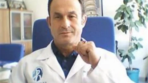 Denizli'de bir trafik kazasında kalp krizi geçiren profesör hayatını kaybetti.