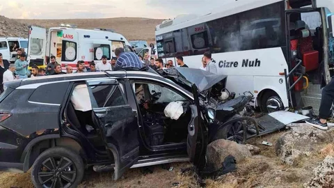 Şırnak'ta yolcu otobüsü ile otomobil çarpıştı