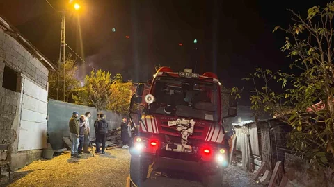 İstanbul Çatalca'da samanlık yangını, ahıra ve eve sıçradı.
