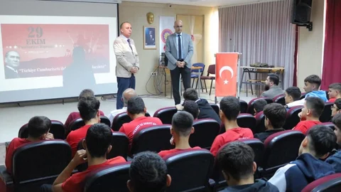 Tarsus'ta Cumhuriyetin Emaneti: Gençler Konferansı Gerçekleştirildi