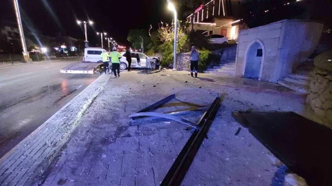Elazığ'da Durağa Çarpan Otomobil