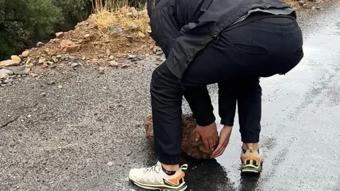 Hakkari'de Şemdinli-Derecik yolunda kaya parçaları temizlendi