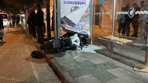 Çorum'da motosiklet, otomobille çarpışarak otobüs durağına daldı