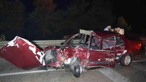 Kastamonu'da zincirleme trafik kazasında Tofaş marka otomobil hurdaya döndü.