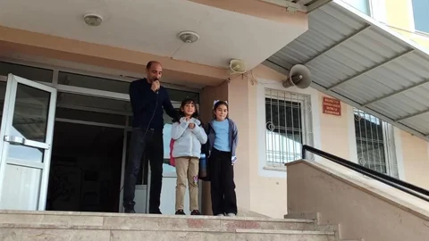 Erzincan'da çevre bilinci kazandırmak amacıyla yapılan sosyal deneyde, iki öğrenci ödüllendirildi.