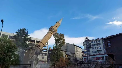 Erzurum'da minare saniyeler içinde yıkıldı