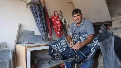 Hatay'da şiddetli yağışlar şemsiye tamircisine yoğun talep getirdi
