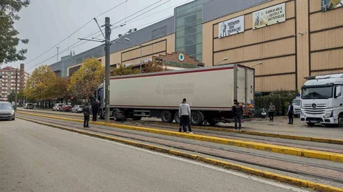 Eskişehir'de tır tramvay yoluna girdi, seferler aksadı
