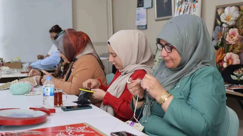 Elazığ'da kadınlar el sanatları kursunda hem sosyalleşiyor hem de gelir elde ediyor