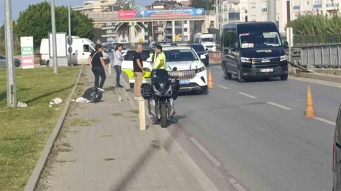 Antalya'da motosiklet ve otomobil çarpıştı