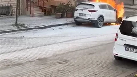 İstanbul Sultangazi'de park halindeki bir otomobil alev aldı.