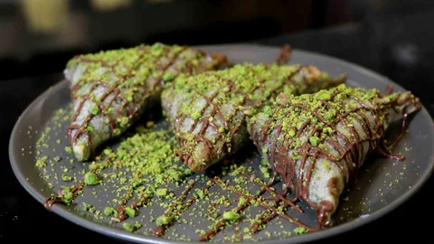 Adana'da 'Adana bombası' tatlısı büyük ilgi görüyor