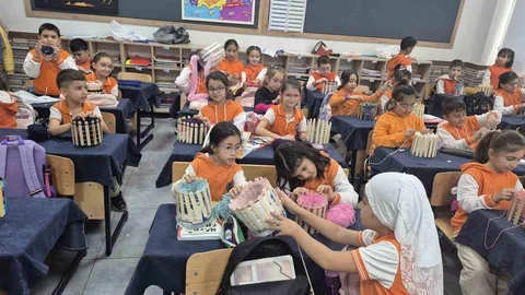 Tokat'ta öğrenciler Gazze'deki çocuklara umut taşımak için atkı ve bere ördü