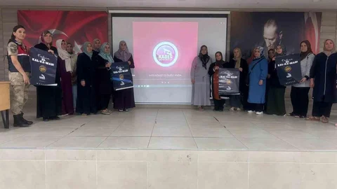 Gaziantep'te jandarma, KADES uygulamasını tanıtarak 895 kadına bilgilendirme yaptı.