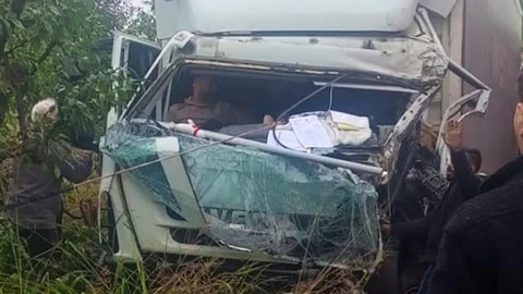 Bursa İnegöl'de kamyonlar kafa kafaya çarpıştı