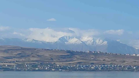 Van'da dağ zirveleri karla kaplandı