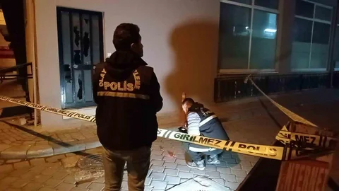 Denizli'de motosikletli iki saldırgan, bir spor salonuna tüfekle ateş açtı.