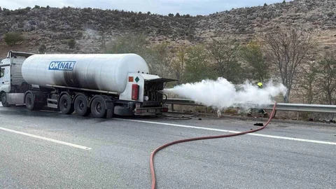 Mersin'de karbondioksit tankerinde çıkan yangın, itfaiye ekiplerinin hızlı müdahalesi ile kontrol altına alındı.