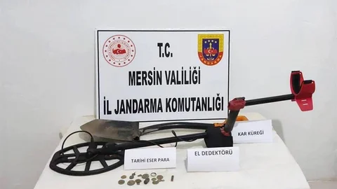 Mersin'de kaçak kazı yapan bir kişi jandarma tarafından suçüstü yakalandı.
