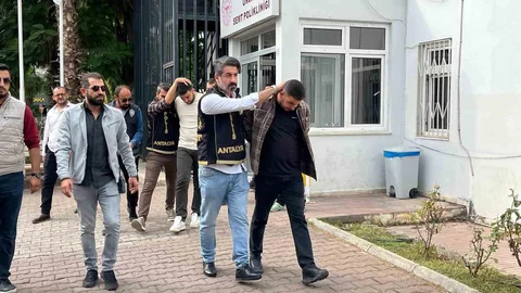 Antalya'da silahlı kavgada 2 kişi hayatını kaybetti, 4 şüpheli adliyeye sevk edildi.