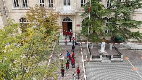 Kırklareli Pınarhisar'da Koloğlu İlkokulu, 100 yılı aşkın süredir eğitime hizmet veriyor.