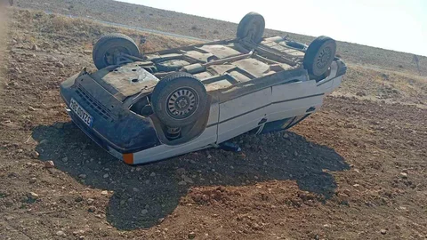 Harran'da otomobil şarampole devrildi