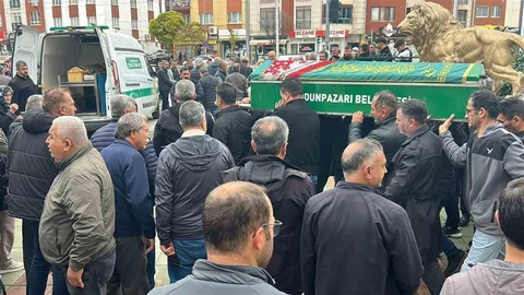 Eskişehir'de trafik kazasında hayatını kaybeden 13 yaşındaki Öykü Şahin son yolculuğuna uğurlandı.