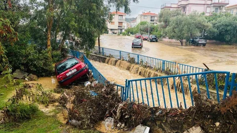 İzmir'in Foça ilçesinde etkili olan sağanak yağış, yaşamı olumsuz etkiledi.
