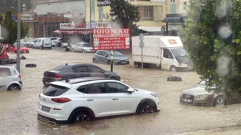 Aksu'da sağanak yağış yolları göle döndürdü