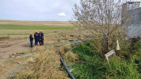 Sivas'ın Şarkışla ilçesinde fosseptik çukuruna düşen 2 kişiden biri yaşamını yitirdi.