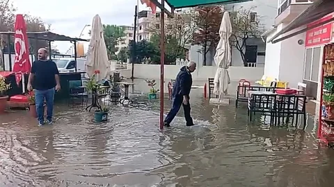 İzmir'de sağanak yağış Aliağa'da su baskınlarına yol açtı